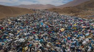 BBC: 'Lixo do mundo': o gigantesco cemitério de roupa usada no deserto do Atacama